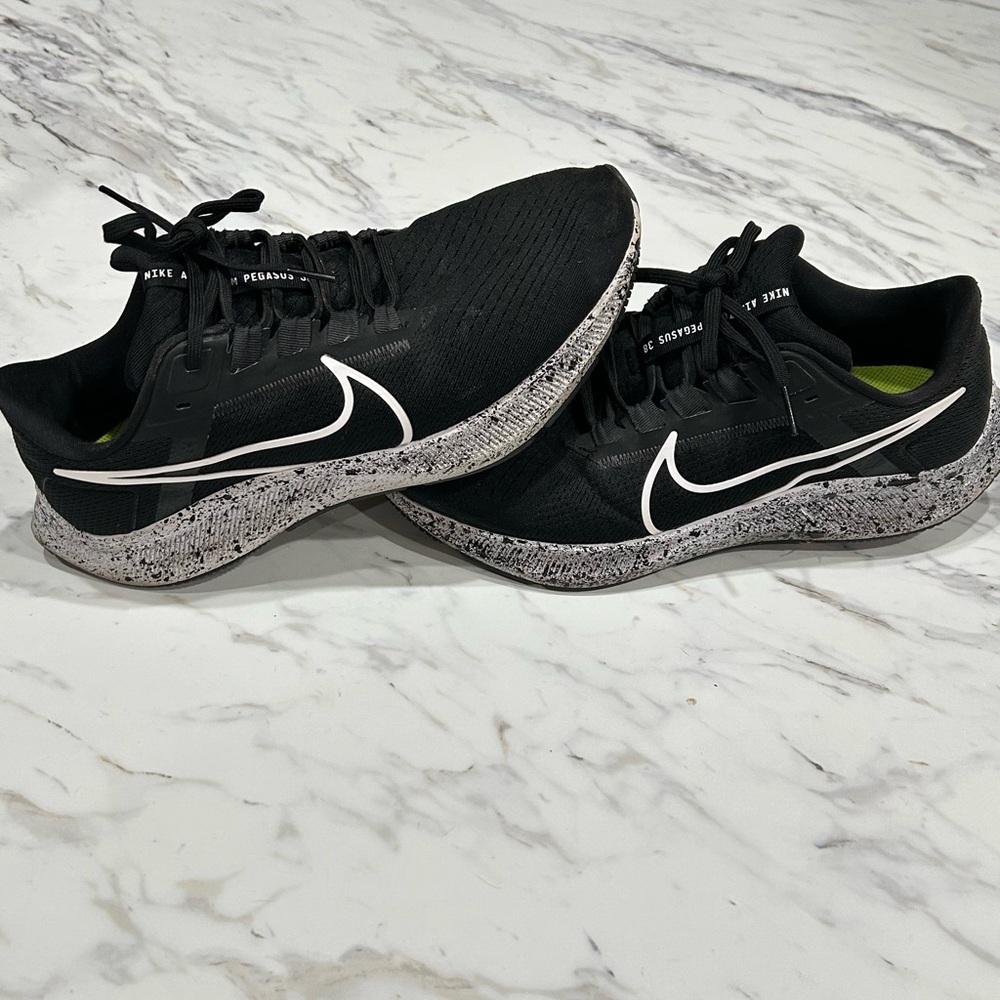 Nike Pegasus 38 Black & White. 
Men’s 9.5 Wide
Great condition